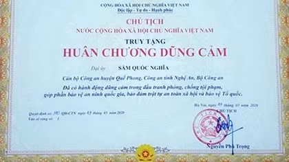 Truy tặng Huân chương dũng cảm cho Đại úy Sầm Quốc Nghĩa