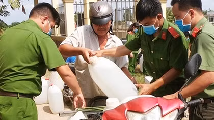Mát lòng những xe nước ngọt giữa cơn hạn mặn