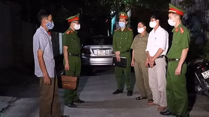 Công an Hà Tĩnh 'đi từng ngõ, gõ từng nhà' phòng, chống dịch