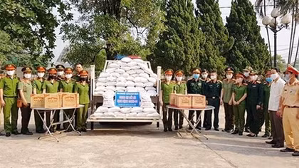 Tặng nhu yếu phẩm cho lực lượng làm nhiệm vụ cách ly