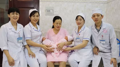 Niềm hạnh phúc vô bờ của người phụ nữ 42 tuổi lần đầu được làm mẹ
