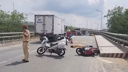 Xe đầu kéo va chạm xe máy tại dốc cầu Kinh Xáng, một người tử vong