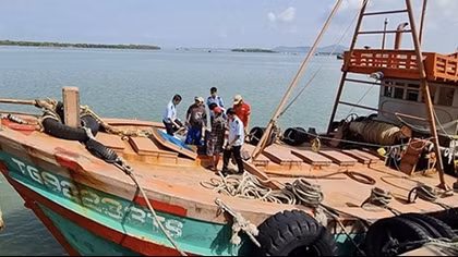 Phát hiện 2 tàu đánh cá chở đầy dầu DO nghi nhập lậu