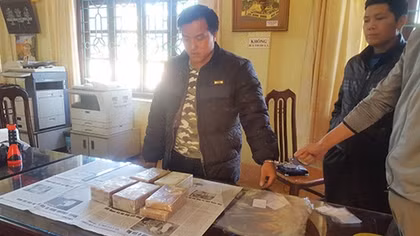 Vận chuyển thuê 10 bánh heroin lấy 30 triệu đồng