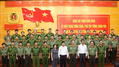 Phó Thủ tướng Trịnh Đình Dũng thăm và làm việc với Công an tỉnh Quảng Bình