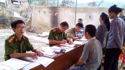 Xuống cơ sở cấp lại chứng minh nhân dân cho các hộ dân bị hoả hoạn