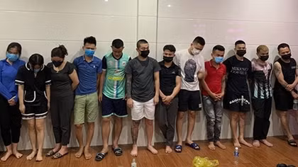 Phá ổ bạc giữa trung tâm TP Hà Tĩnh, khởi tố 15 đối tượng
