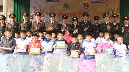 Trao 133 suất quà tặng học sinh nghèo và hộ khó khăn xã Mường Phăng