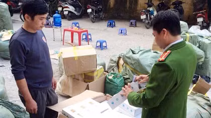 Thu giữ hàng trăm đôi giày, mic, camera các loại không rõ nguồn gốc