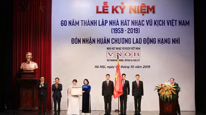 Nhà hát Nhạc Vũ Kịch Việt Nam đón nhận Huân chương Lao động hạng Nhì