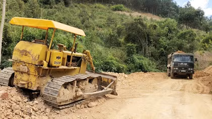 Làm rõ hành vi lợi dụng làm đường khai thác đất trái phép