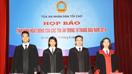 Giới thiệu mẫu trang phục xét xử mới của Thẩm phán các cấp