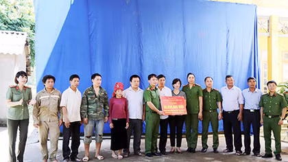 Học viện CSND trao quà cho học sinh vùng mưa lũ