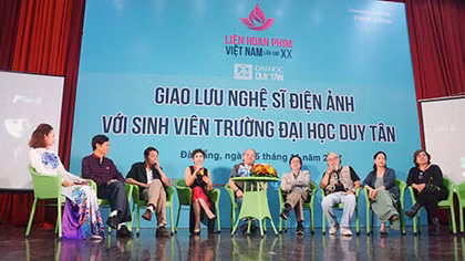 Giao lưu giữa các nghệ sỹ điện ảnh Việt Nam và sinh viên đại học Duy Tân