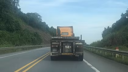Xe container “hạ” hàng loạt dải phân cách trên cao tốc Nội Bài- Lào Cai