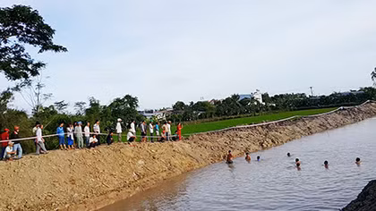 Hai bé trai chết đuối trong công trường ngừng thi công