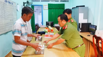 Trao trả 2,1 tỷ đồng cho người trúng thưởng bị chiếm giữ trái phép