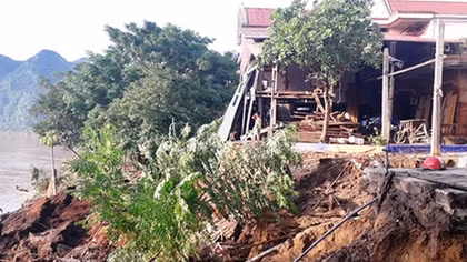 Sạt lở "ngoạm" sát móng nhà người dân sau mưa lũ 