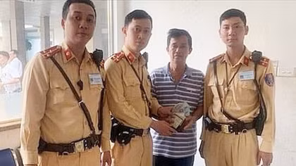 CSGT Hà Nội trao trả ví cho người đi khám bệnh đánh rơi 