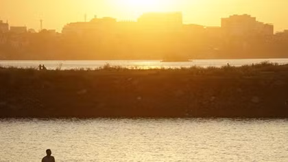 Nắng sông Hồng
