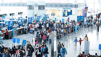Sân bay mùa dịch có phần vắng khách hơn.