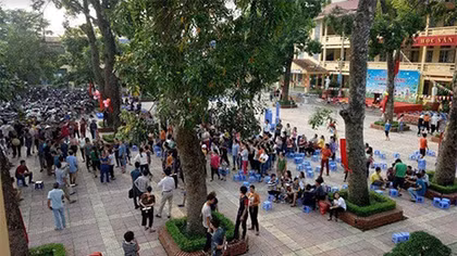 Bức xúc trước nhiều khoản thu đầu năm, phụ huynh “vây” kín sân trường