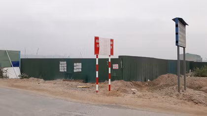 Biển cấm xe khách sang đảo Cát Bà bất ngờ bị trùm kín