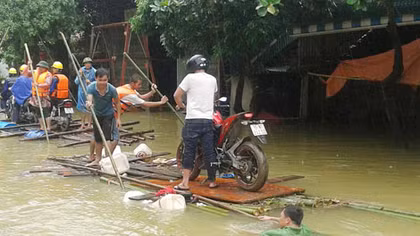 Công an bơi đẩy bè đưa hàng nghìn người dân qua vùng ngập lũ 