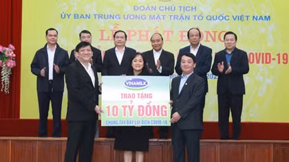 Vinamilk “chi viện” 1 tỷ đồng sữa cho các bác sỹ Bệnh viện Bạch Mai 