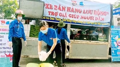 Mô hình shipper áo xanh giúp người dân những ngày giãn cách
