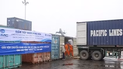 Hàng trăm tấn hàng hóa từ Hải Phòng vào TP Hồ Chí Minh bằng đường biển