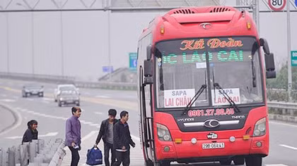 Xe khách bất chấp chạy kiểu “rùa bò” trên đường vành đai 3