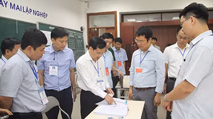 Phòng thi có 24 thí sinh với 2 cán bộ coi thi, mọi gian lận chắc chắn sẽ bị phát hiện