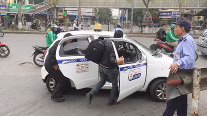 Loạn taxi trước cổng bệnh viện