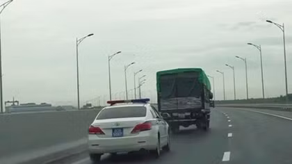 Xử phạt nghiêm hai tài xế không nhường đường cho xe ưu tiên trên cao tốc 