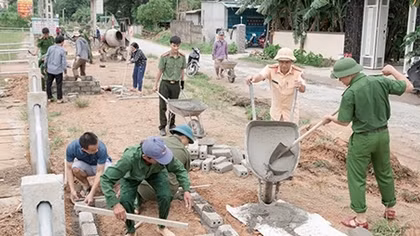 Tranh thủ ngày nghỉ, CBCS Công an, giáo viên về làng làm nông thôn mới