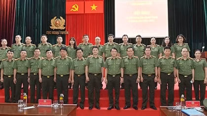 Xây dựng lực lượng Ngoại tuyến cách mạng, chính quy, tinh nhuệ