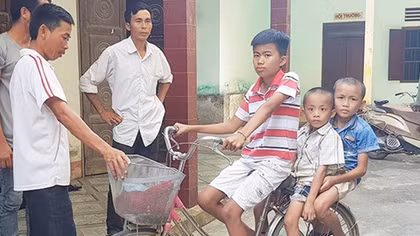 Sợ bố mẹ mắng, 3 anh em đi lạc "kể chuyện" bị bắt cóc