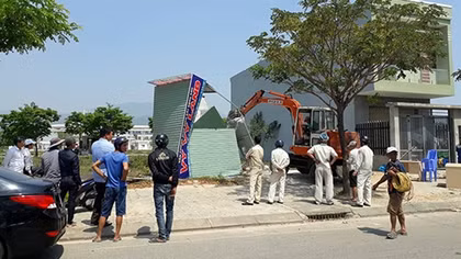 Tháo dỡ ki ốt do “cò đất” lắp dựng trái phép