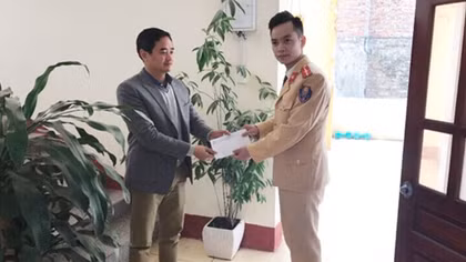 Cảnh sát giao thông mỗi ngày làm một việc tốt 