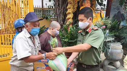 100 phần quà tặng người có hoàn cảnh khó khăn bị ảnh hưởng bởi dịch COVID-19