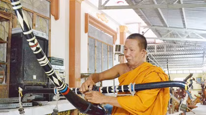 Sãi cả xây bảo tàng nông cụ
