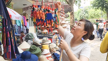 Cô gái trẻ trả lại gần 20 triệu đồng cho người bỏ quên