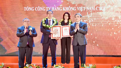 Vietnam Airlines lọt top 10 doanh nghiệp xuất sắc nhất Việt Nam