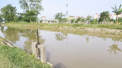 Đi lo tang lễ cho anh trai về, phát hiện con trai bị đuối nước