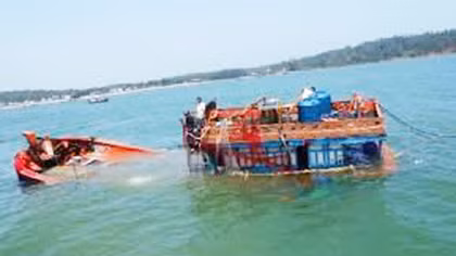 Thêm 5 tàu cá của ngư dân Quảng Ngãi bị tàu nước ngoài tấn công