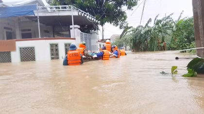 Vượt lũ làm điểm tựa cho dân
