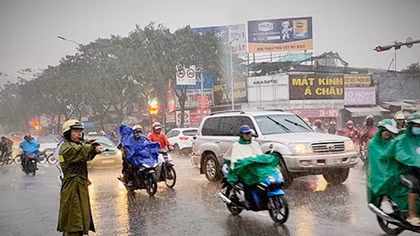 Lực lượng CSGT chủ động đảm bảo ATGT trong mùa mưa bão
