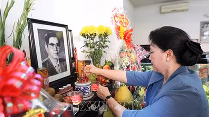 Chủ tịch Quốc hội Nguyễn Thị Kim Ngân thắp hương tưởng niệm các đồng chí nguyên lãnh đạo Đảng, Nhà nước