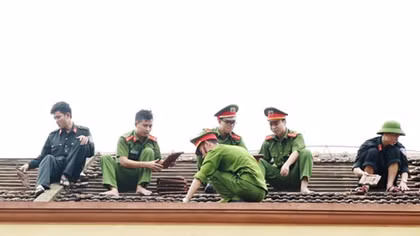 Quên ngày nghỉ để trợ giúp người dân